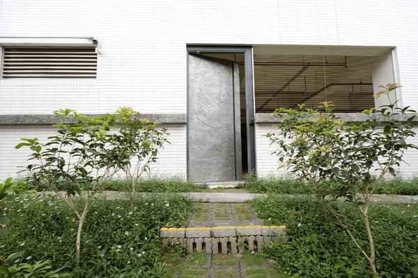 台湾グレース嘉義工場駐車場のドア